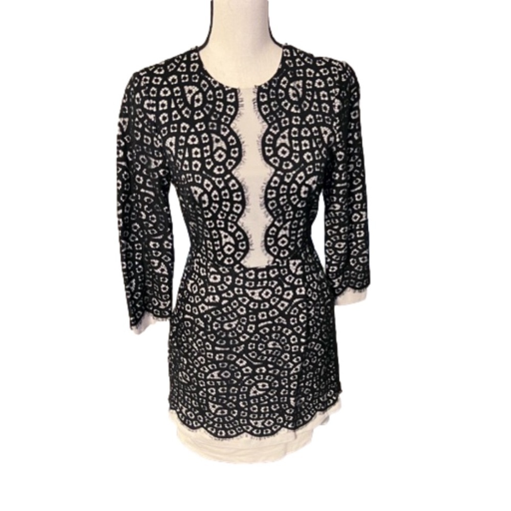 Women’s BCBGMAXAZRIA Elyssa Scalloped-
Lace Dress SIZE: 4